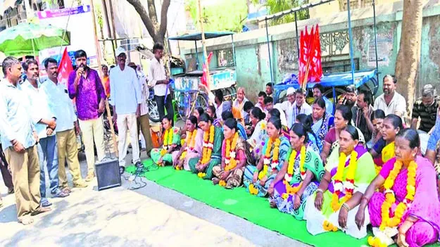 DHARNA:  సమస్యలు పరిష్కరించాలి