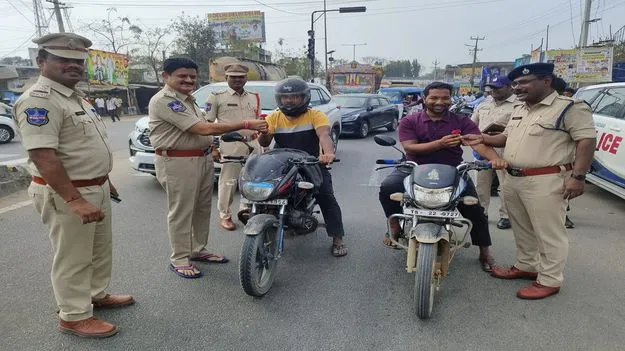 రోడ్డు భద్రత నియమాలు పాటించండి 