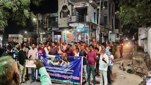కొవ్వొత్తులతో రజకుల నిరసన