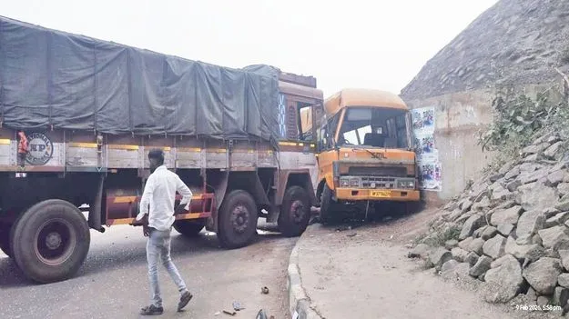 మద్యం మత్తులో కళాశాల బస్సును ఢీకొట్టిన లారీ డ్రైవర్‌