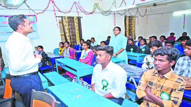 COLLECTOR: డిగ్రీ కళాశాలను సందర్శించిన కలెక్టర్‌