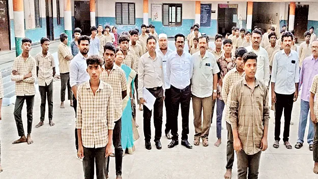 వంద శాతం ఉత్తీర్ణత సాధించాలి: డీఈవో