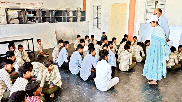 నిర్లక్ష్యంగా వ్యవహరిస్తే చర్యలు