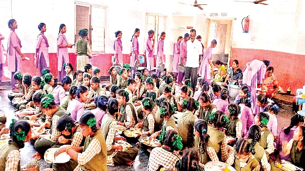 ఒకే గది.. 273 మంది విద్యార్థినులు