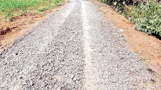 మెటల్‌ వేశారు.. తారు మరిచారు 