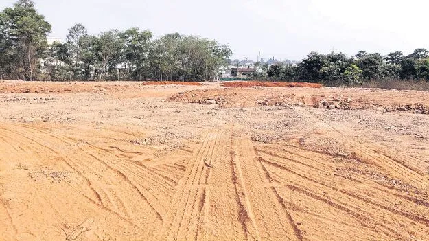 ప్రభుత్వ భూమికి ఎసరు