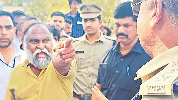 కాంగ్రెస్‌ అభ్యర్థిది గల్లా పట్టాడని కాంగ్రెస్‌ అభ్యర్థిది గల్లా పట్టాడని 