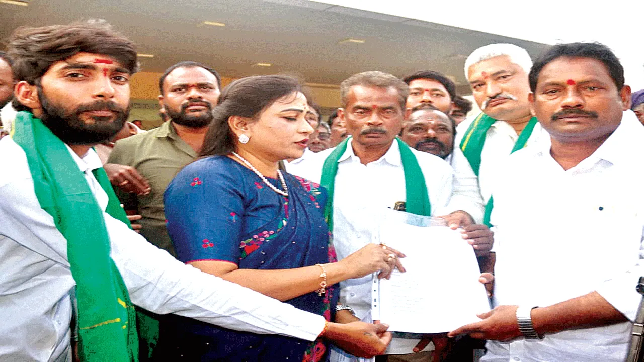 భూములు కాపాడేందుకు చర్యలు తీసుకోవాలి