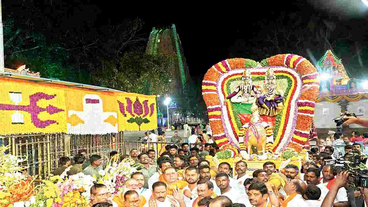 మయూరంపై  మల్లన్న వైభోగం