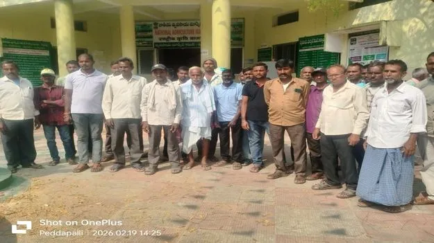 ధర తగ్గించడంపై పత్తి రైతుల ఆందోళన