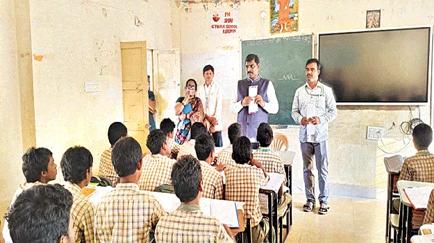 పదో తరగతిలో శతశాతం ఫలితాలు సాధించాలి