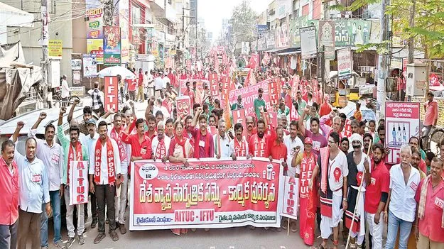 కదం తొక్కారు.. 