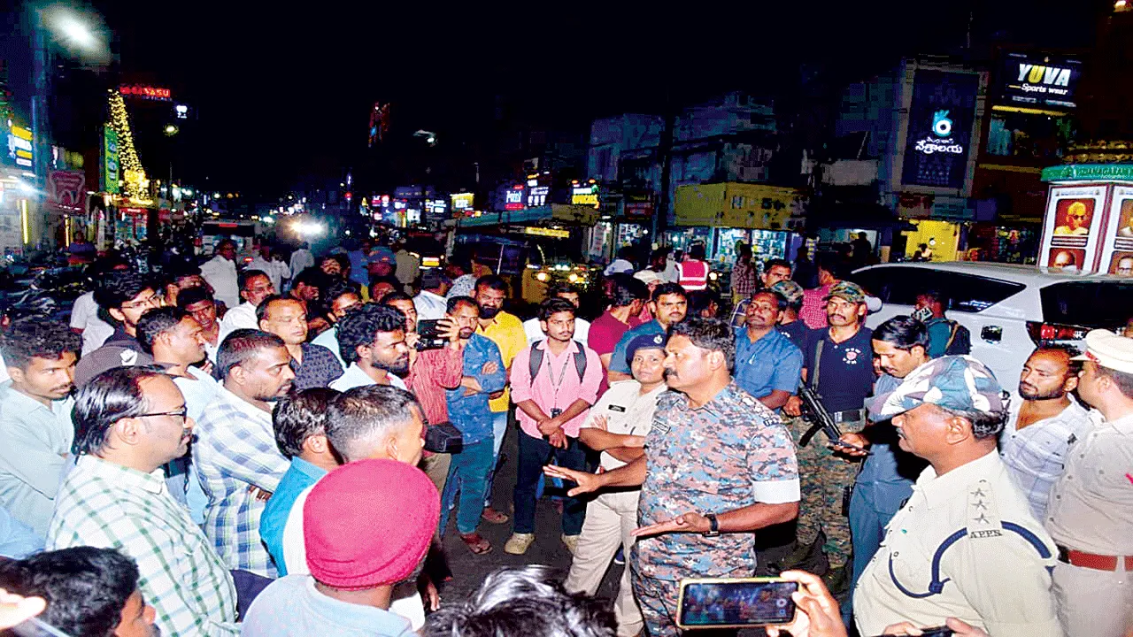 నో హెల్మెట్‌..  నో పెట్రోల్‌!