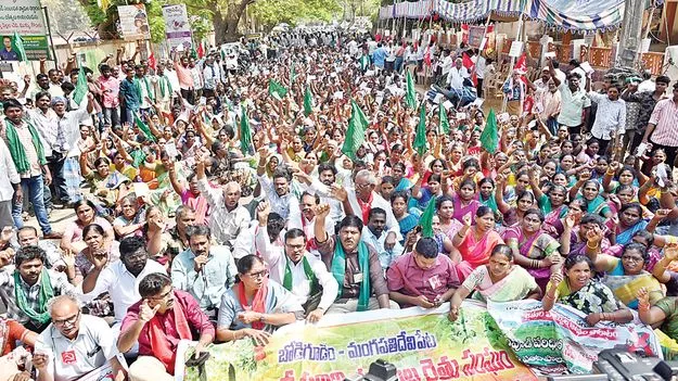 మా భూములు ఇవ్వం