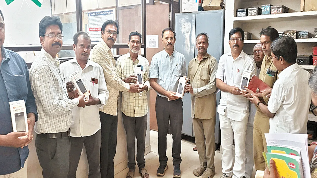 ఆర్టీసీ కండక్టర్లకు పవర్‌ బ్యాంకులు