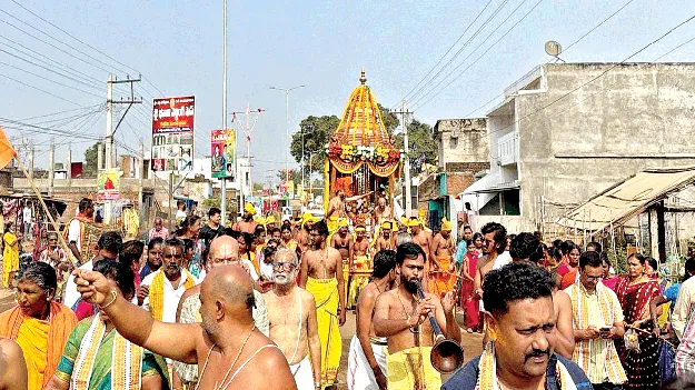 వైభవంగా వాసుదేవుని రథోత్సవం