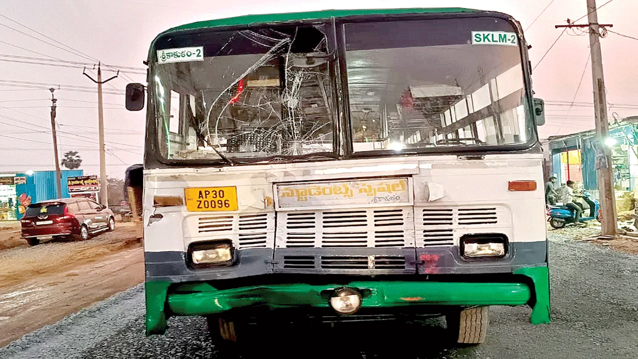 ‘విద్యార్థుల బస్సు’కు తప్పిన ప్రమాదం