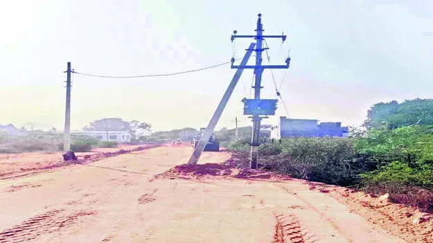 POLES: రోడ్డు పనులకు స్తంభాల ఆటంకం 