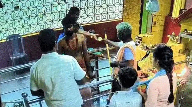 బోయకొండలో అర్చకుల వద్ద అక్రమ వసూళ్లు