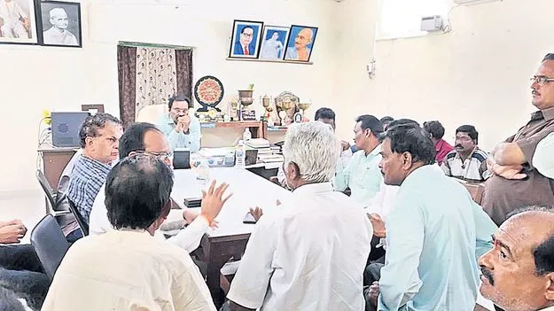 కాంట్రాక్టు కార్మికుడి కుటుంబానికి రూ.10 లక్షల పరిహారం