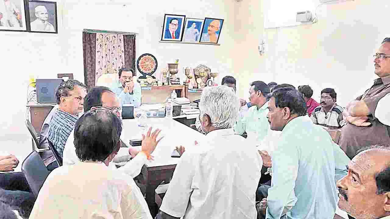 కాంట్రాక్టు కార్మికుడి కుటుంబానికి రూ.10 లక్షల పరిహారం