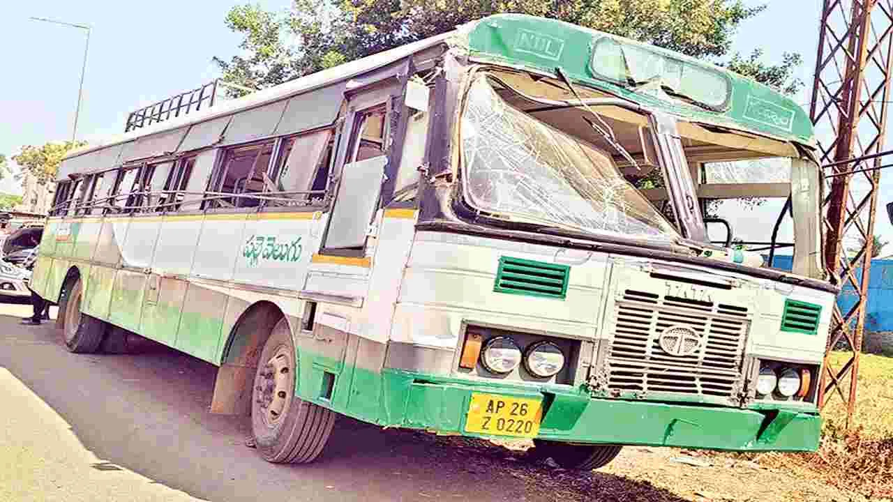 వంతెనను ఢీకొన్న ఆర్టీసీ బస్సు