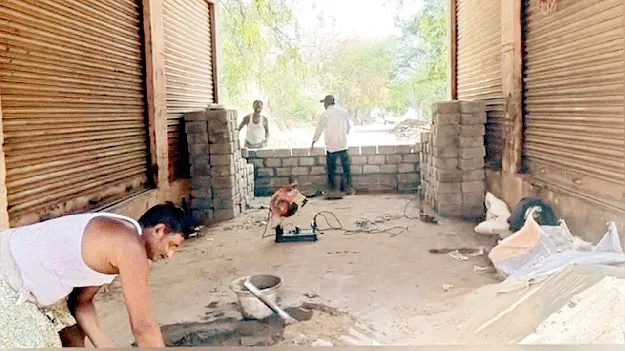  ఏవీ కాంప్లెక్స్‌ వద్ద గోడ నిర్మాణం