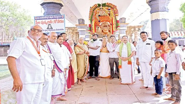 సింహవాహానంపై ఊరేగిన మహానందీశ్వరుడు 