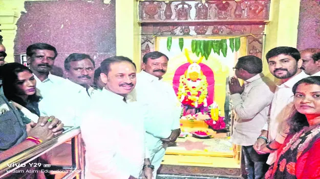GOD: భక్తులతో కిటకిటలాడిన తిమ్మమ్మ మర్రిమాను 