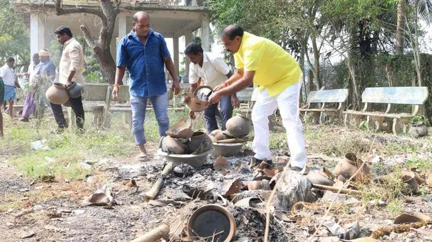 శ్మశానవాటికలో మంత్రి నిమ్మల శ్రమదానం