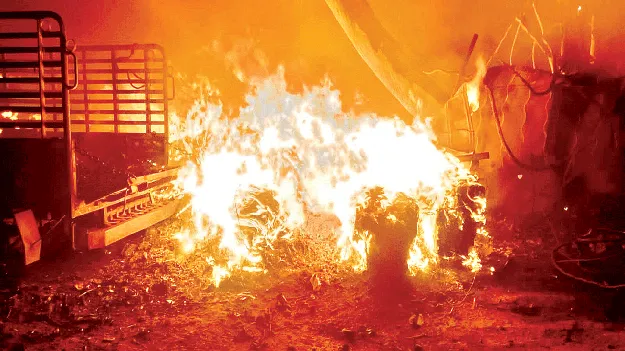 ప్లాస్టిక్‌ దుకాణాంలో భారీ అగ్ని ప్రమాదం 