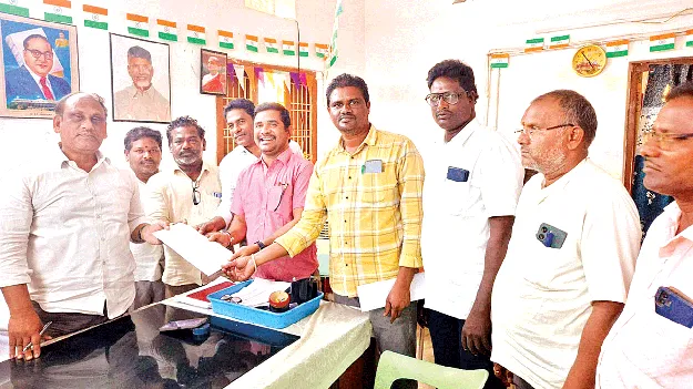 వీఆర్వోలపై పనిభారం తగ్గించండి