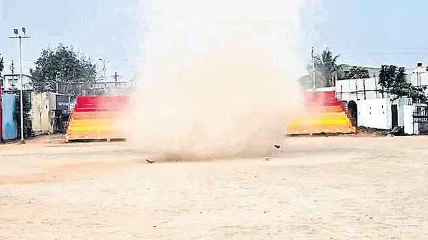 అనకాపల్లిలో సుడిగాలి కలకలం