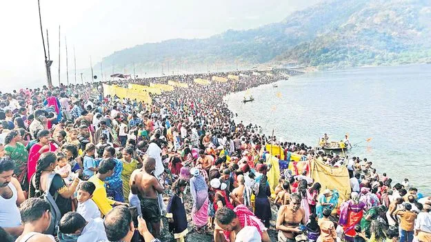 పుణ్యస్నానాలకు పోటెత్తిన భక్తులు