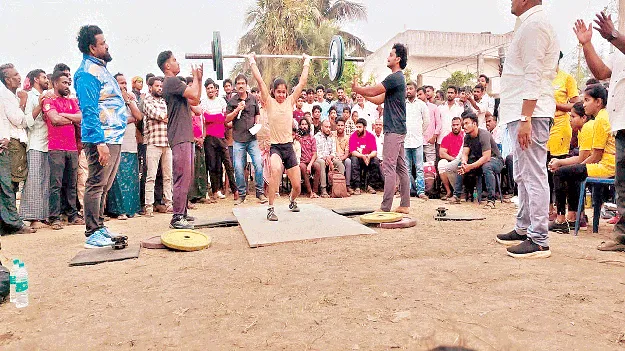 హోరాహోరీగా బలప్రదర్శన పోటీలు