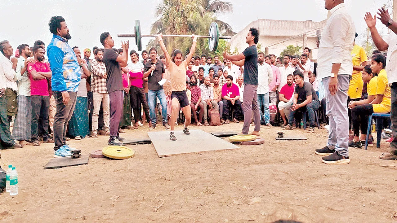 హోరాహోరీగా బలప్రదర్శన పోటీలు