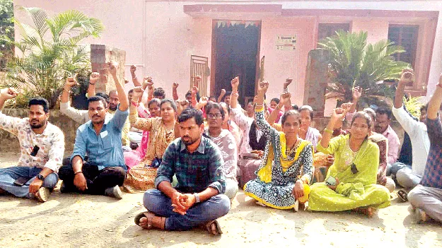 టీడీపీ నేత దుర్భాషలపై కార్యదర్శుల నిరసన