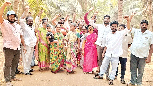 భూములు వదులుకునేది లేదు