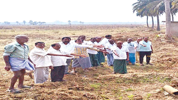 కాలువలు పూడ్చేసి.. లేఅవుట్లా? 