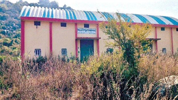 నిర్మించారు.. వదిలేశారు