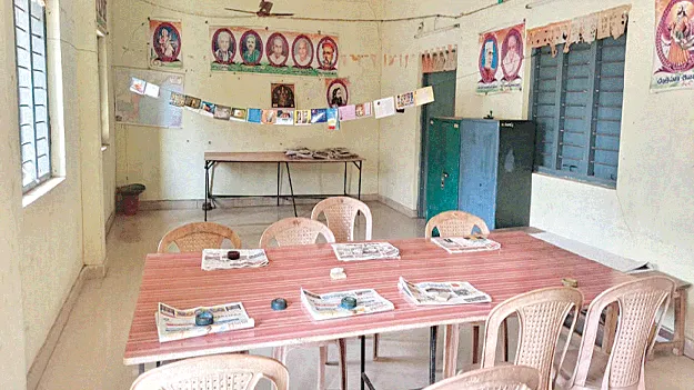 bad position in libraries గ్రంథాలయాలు ఇంతేనా?