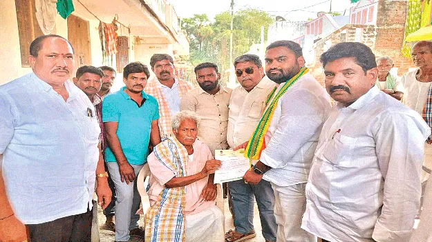   ఇళ్ల వద్దకే సీఎంఆర్‌ఎఫ్‌ చెక్కులు  