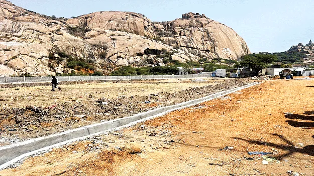 ప్రభుత్వ భూమిపై కన్ను