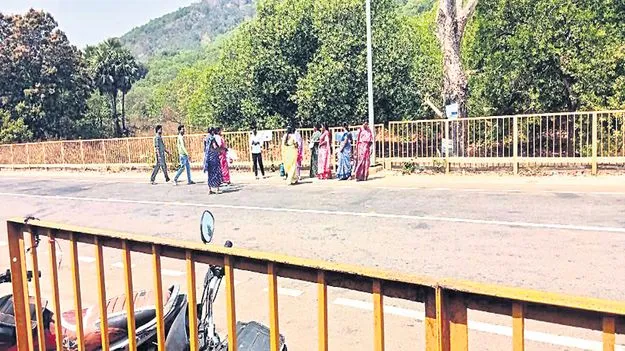 బస్సు ప్రయాణికుల పాట్లు