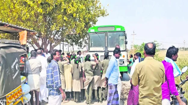 STUDENTS: బస్సు కోసం ఆందోళన