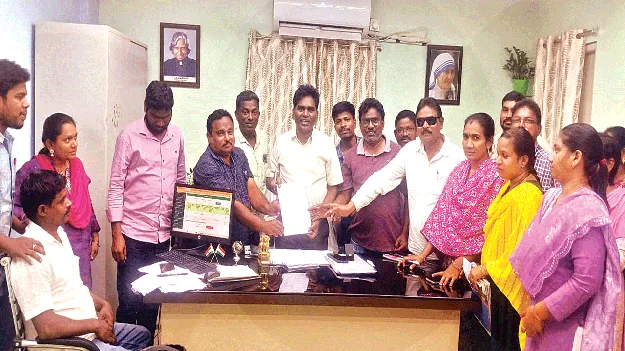  ‘వీఆర్వోలపై పనిఒత్తిడి తగ్గించాలి’