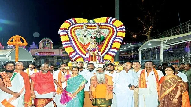  అశ్వవాహనంపై స్వామి, అమ్మవార్లు