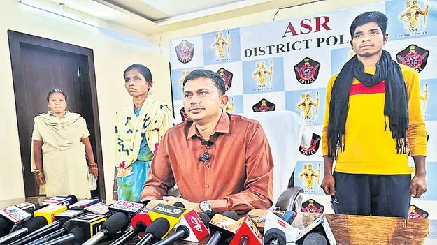 ఇద్దరు మావోయిస్టులు లొంగుబాటు