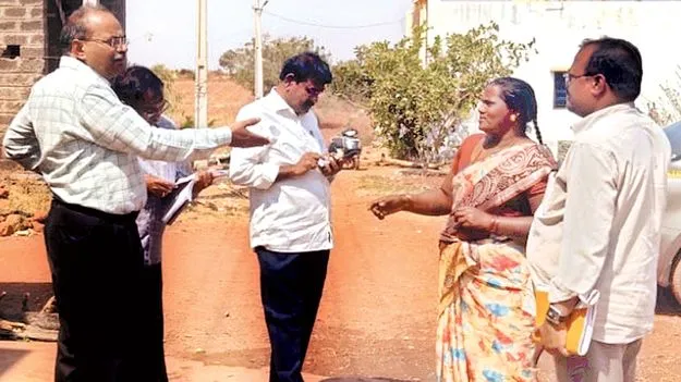 ఇండ్ల నిర్మాణం పూర్తి చేయండి 