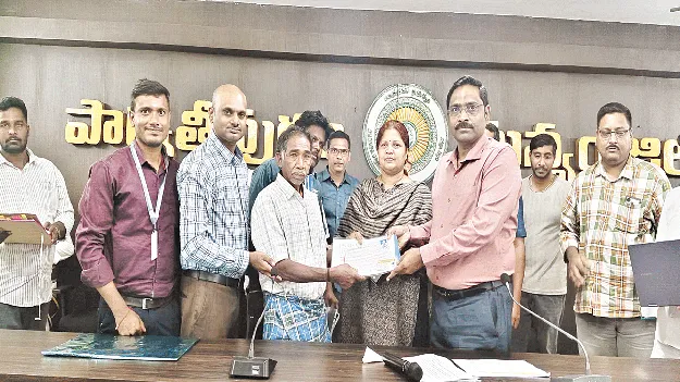 అప్పారావుకు రూ.3 లక్షల ఆర్థికసాయం